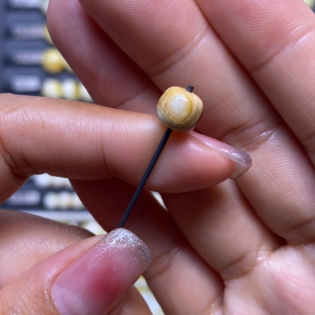 蜜蜡未镶嵌珠宝奇石沁色妖花老型8.1*7.1mm