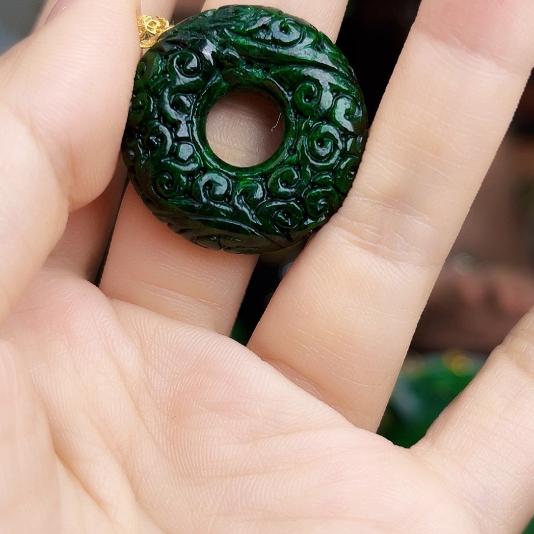 翡翠18K金镶嵌颈饰多样性