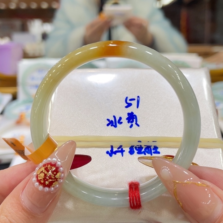 翡翠手镯未镶嵌翡翠