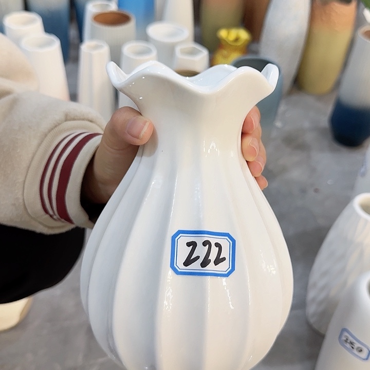 瓶222号亮釉陶瓷高20厘米微瑕一个