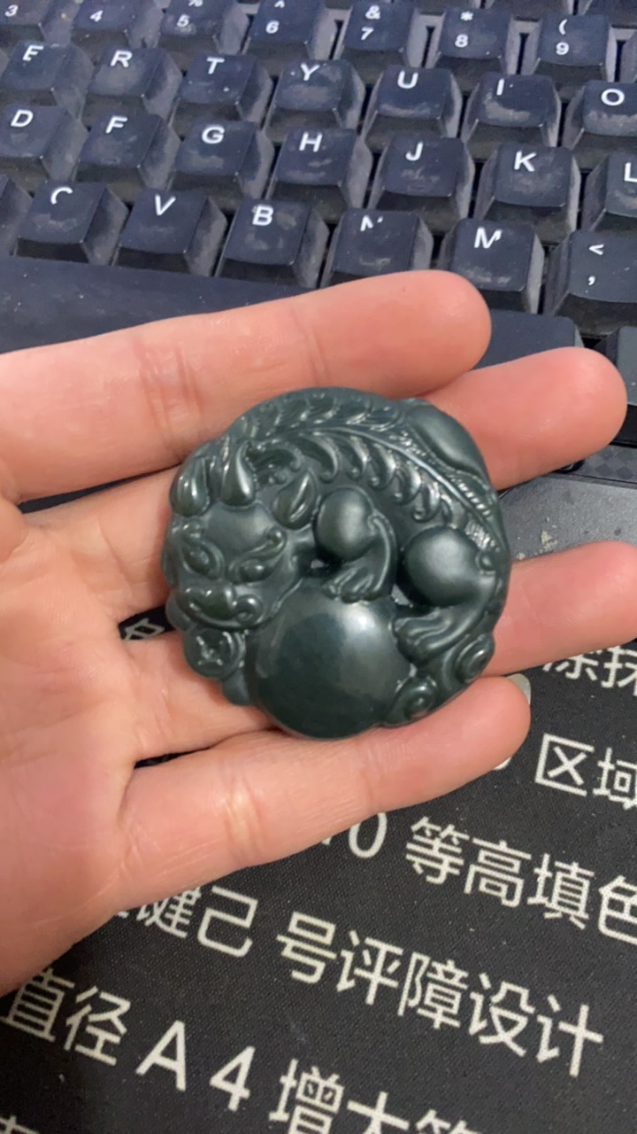 和田玉青玉貔貅抱球