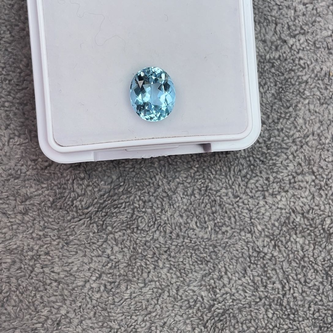 海蓝宝石裸石未镶嵌2.418Ct。  