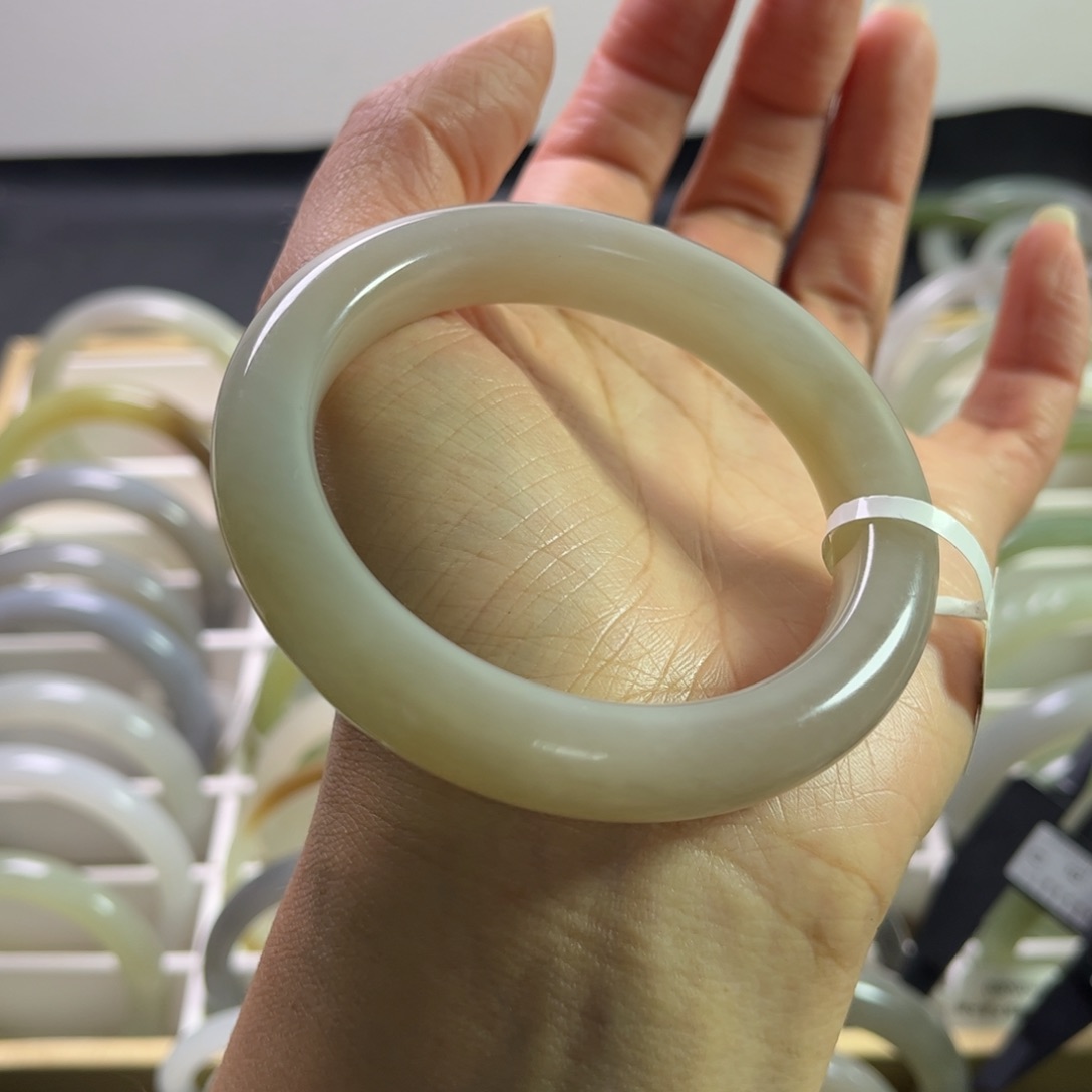 和田玉手镯57.5圈未镶嵌