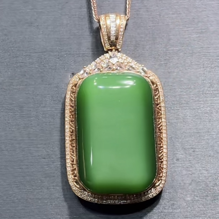 和田玉俄料碧玉闪电猫帝王绿猫眼无事牌吊坠18K金镶嵌