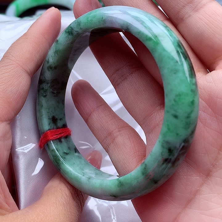 翡翠手镯未镶嵌翡翠