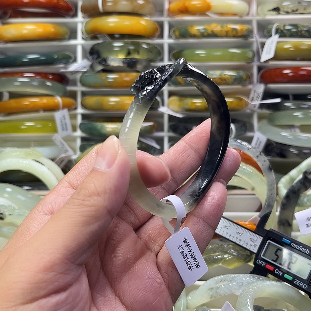 蛇纹石玉手镯未镶嵌