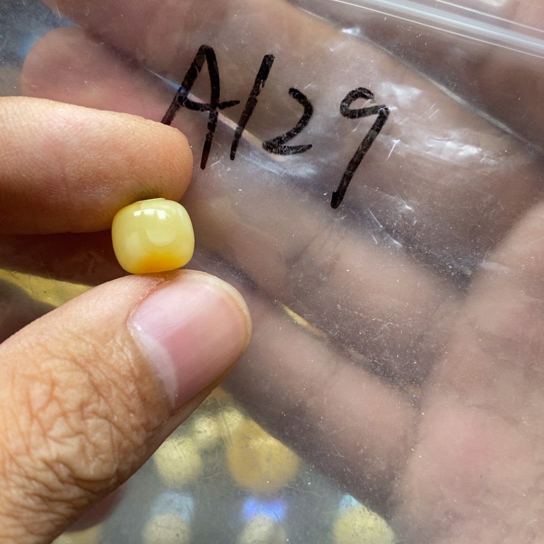 蜜蜡裸石未镶嵌出**啊带红沁