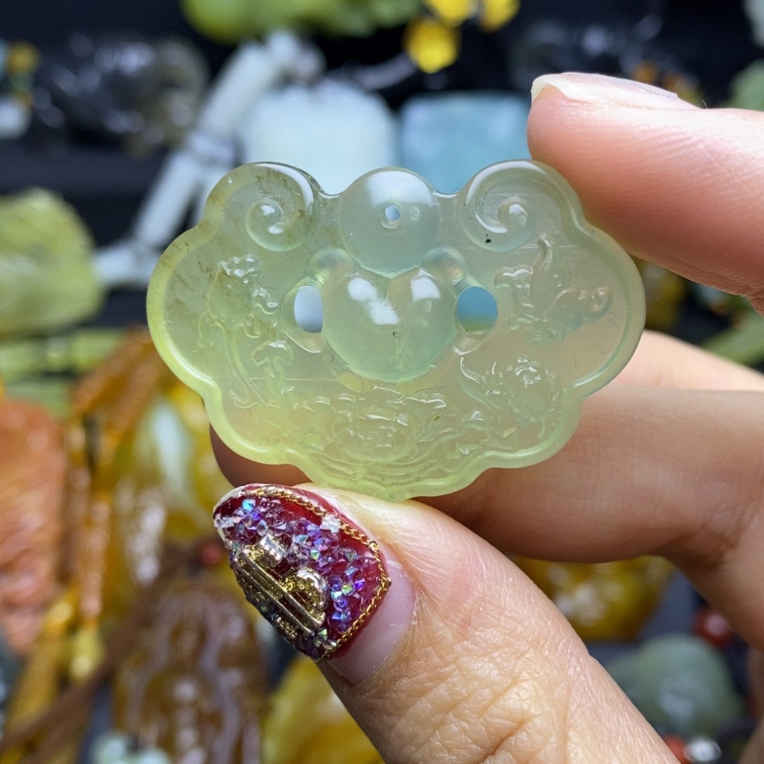 蛇纹石玉颈饰未镶嵌