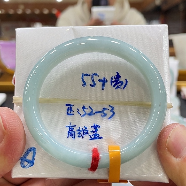 翡翠手镯未镶嵌翡翠