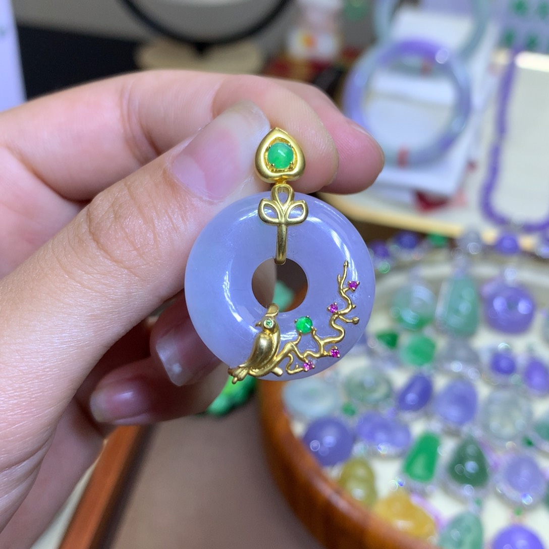 翡翠18K金镶嵌颈饰吃***呢翡翠