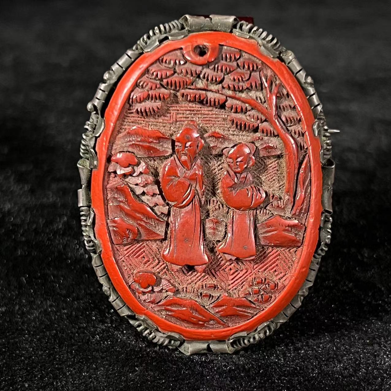 Lot5: 剔红人物纹胸针 L：6.6x4.9cm