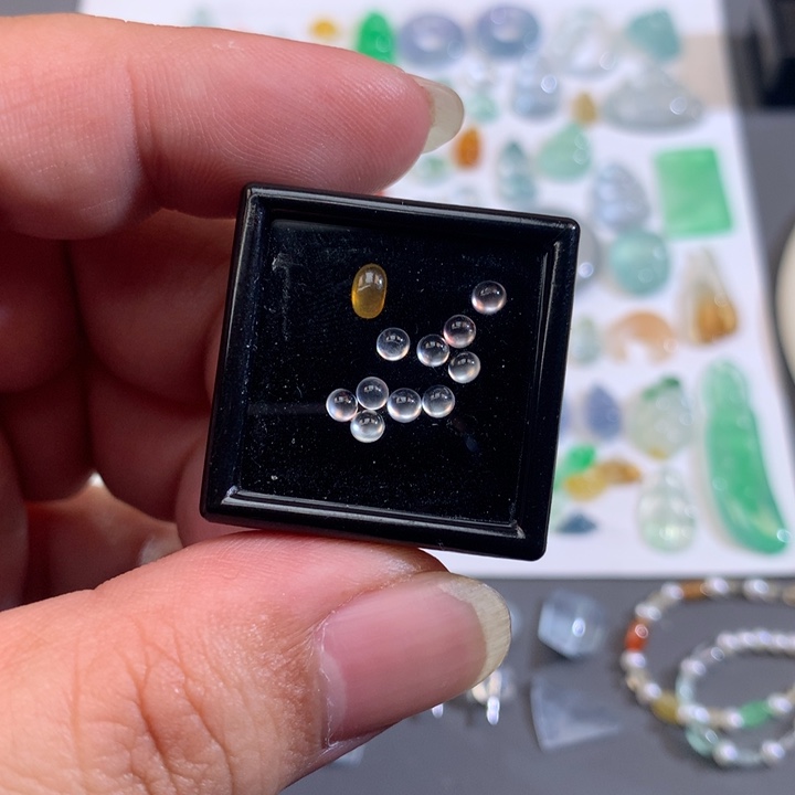 翡翠未镶嵌颈饰小蛋面