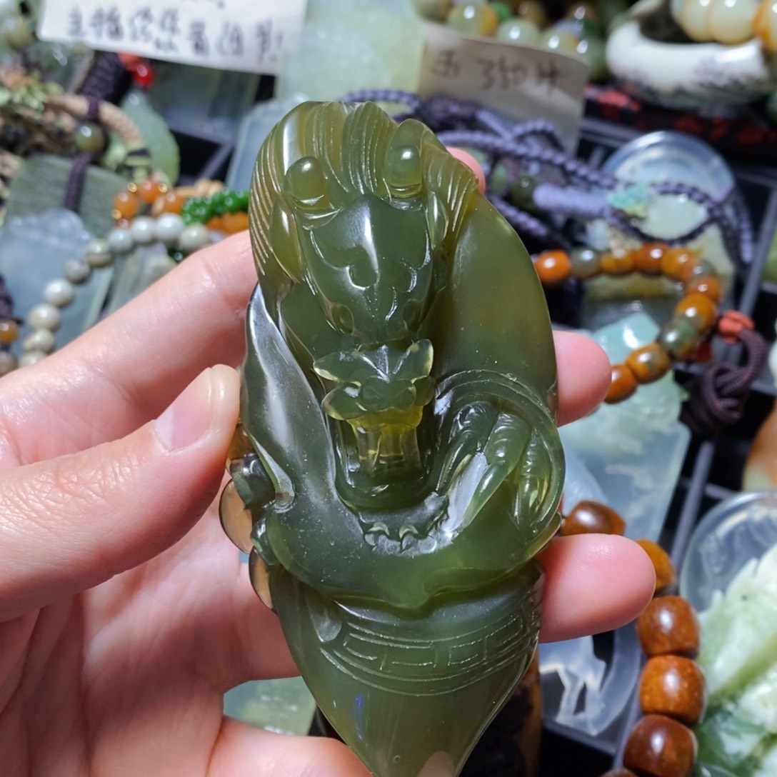 蛇纹石玉未镶嵌颈饰