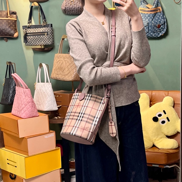 95新 BURBERRY/博柏利 BXA50十字战马格纹水桶包网红小香风短款