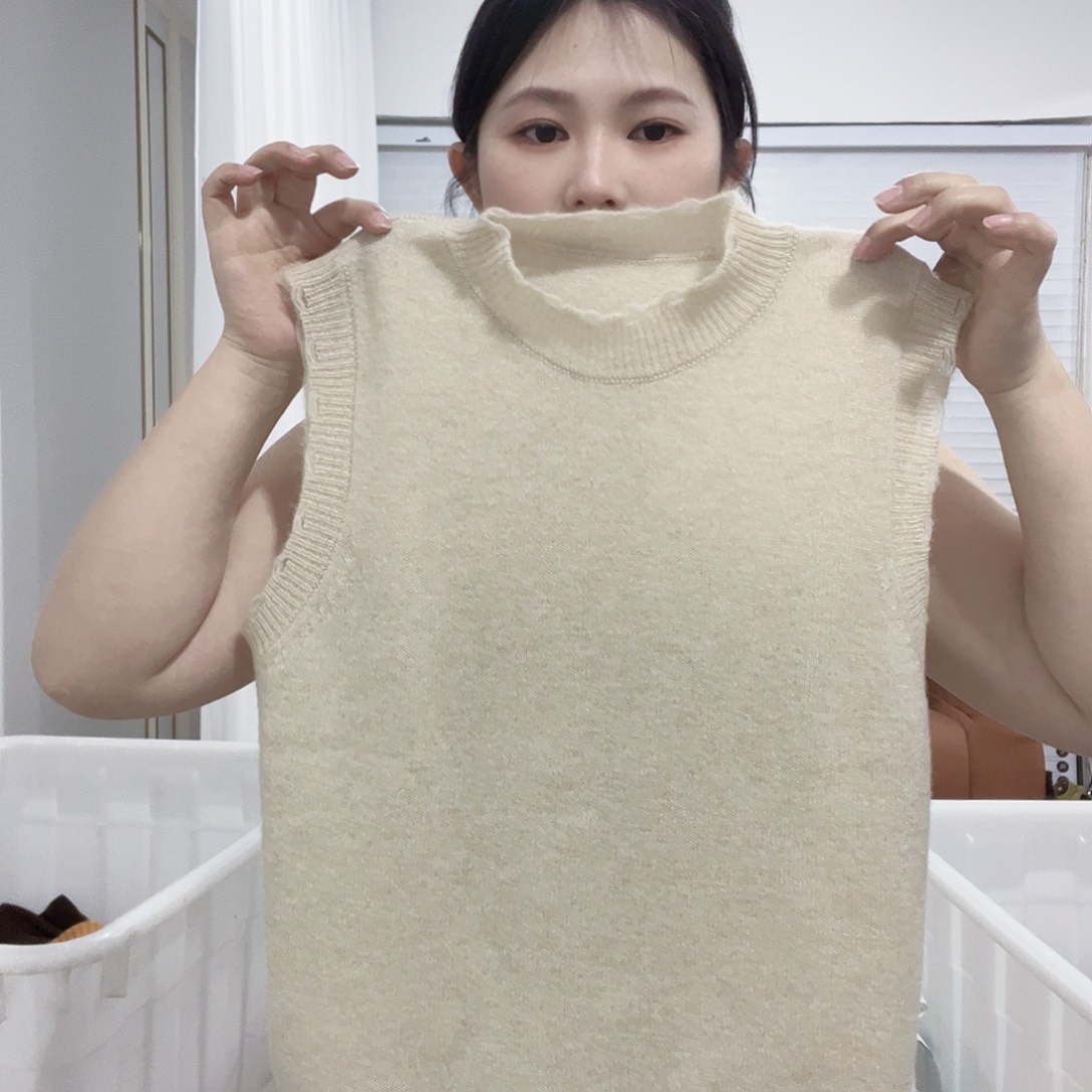  羊绒秒杀背心。  