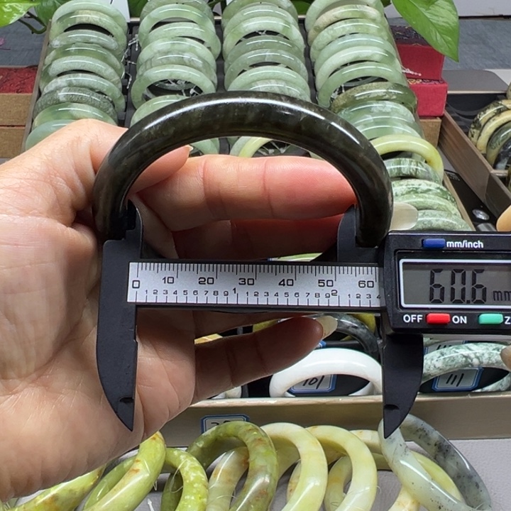 蛇纹石玉未镶嵌手镯93