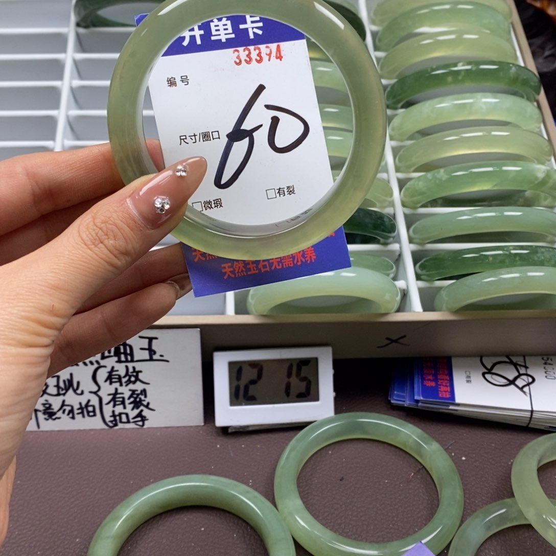 蛇纹石玉手镯未镶嵌