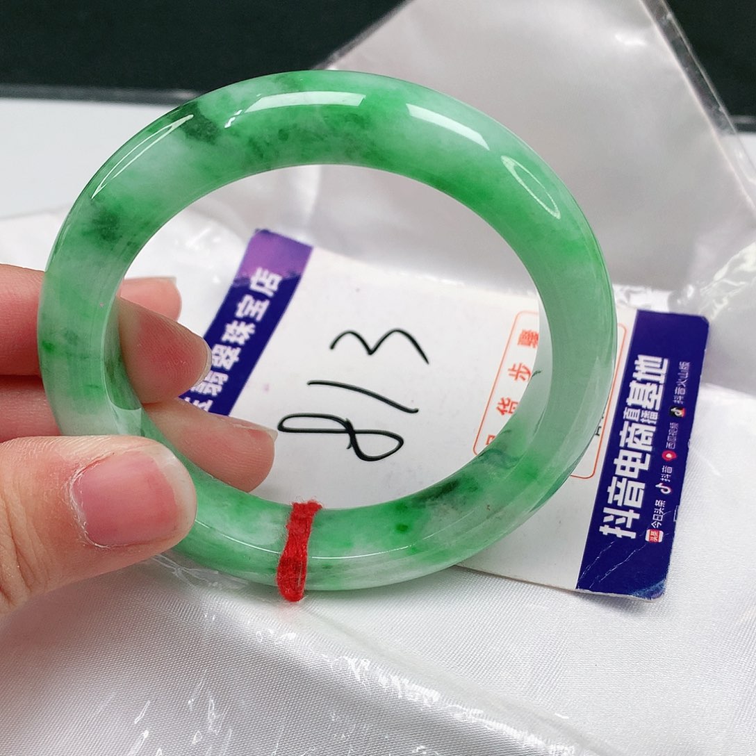 翡翠手镯未镶嵌翡翠