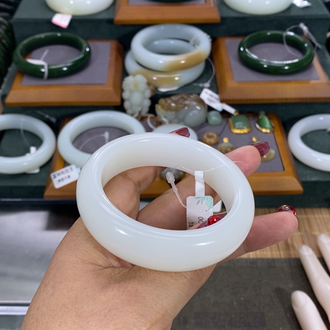 和田玉手镯未镶嵌