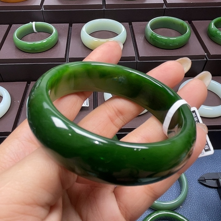 和田玉（碧玉）未镶嵌手镯