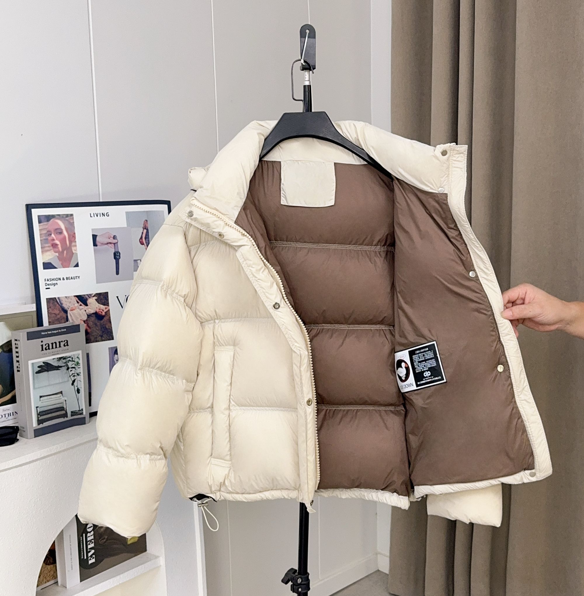 2025年冬季磁吸扣撞色款90白鸭绒连帽泡芙短款羽绒服女外套潮-1