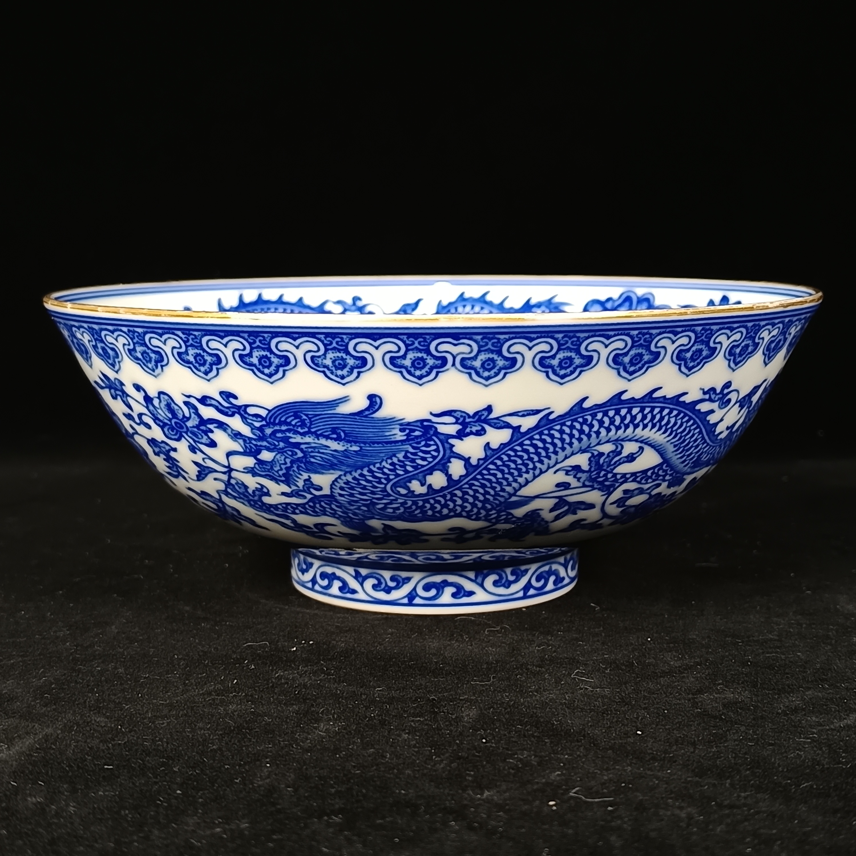 X青花龙穿花卉纹碗