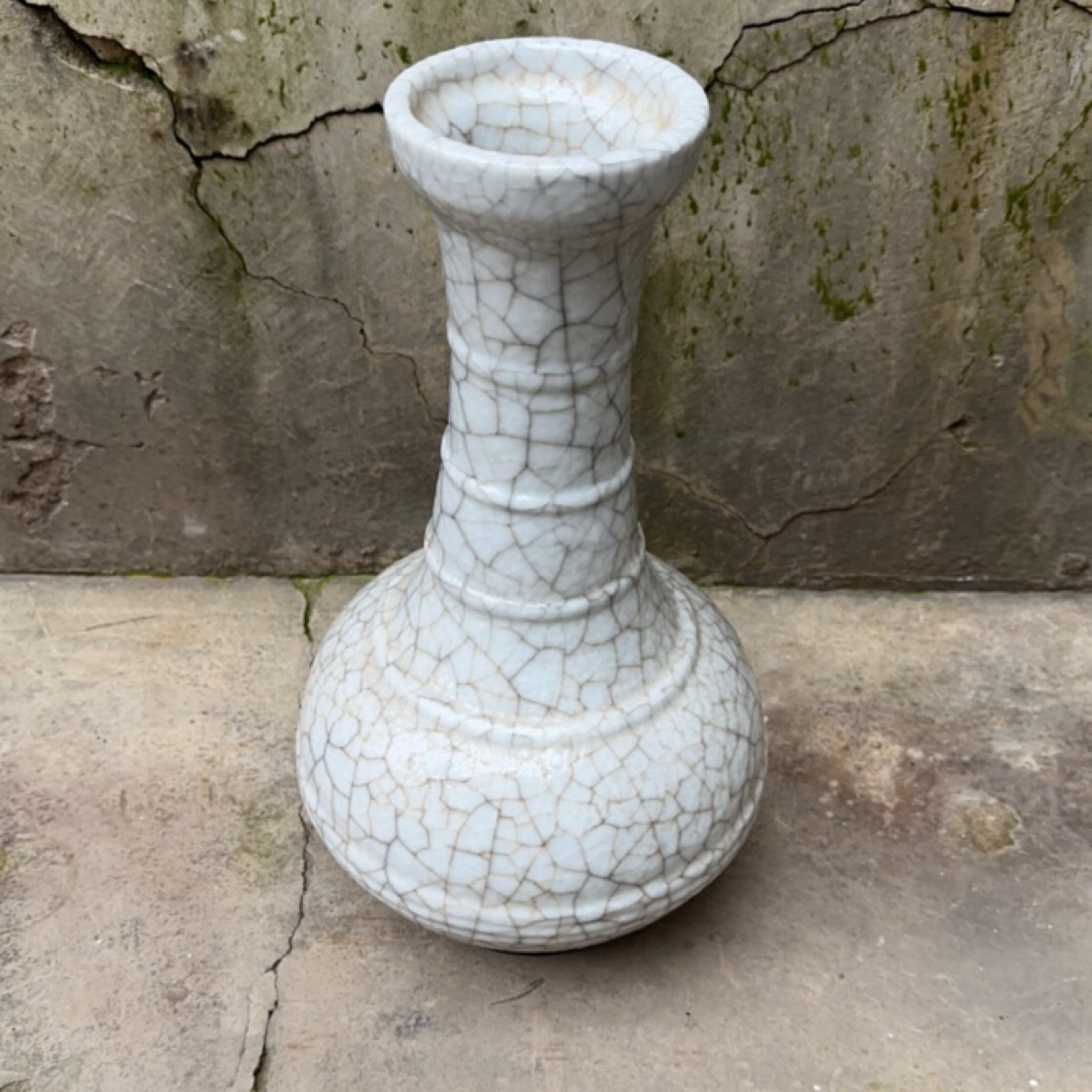 官瓷风格八方弦纹瓶