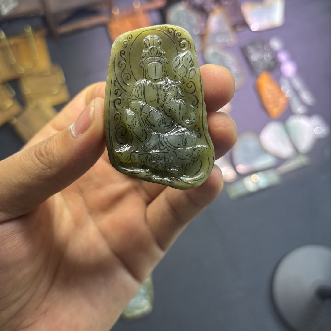 缅甸天然翡翠A货《持莲观音》