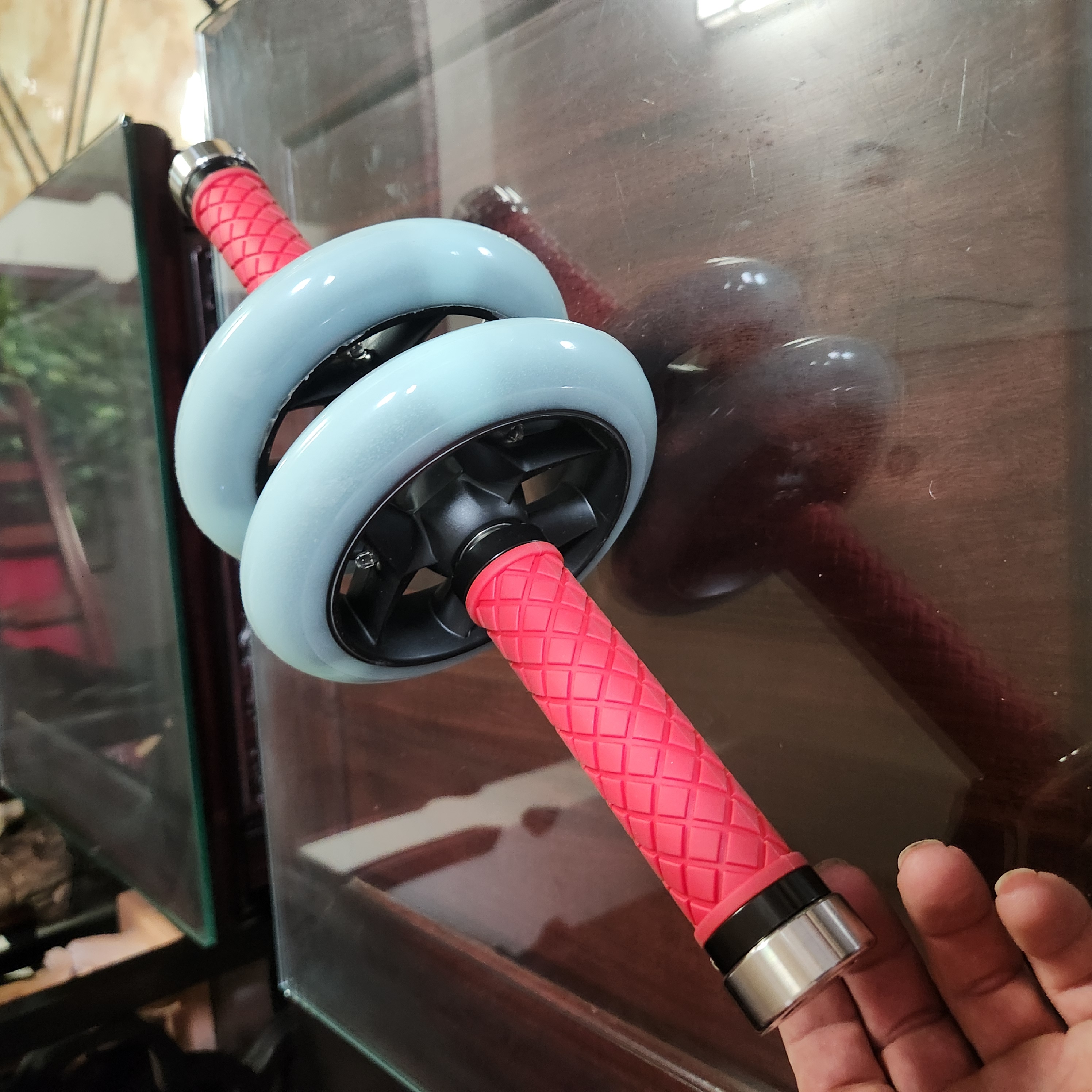 健腹轮直径15厘米，发光轮子，不锈钢手柄单边长度15厘米，橡胶把套