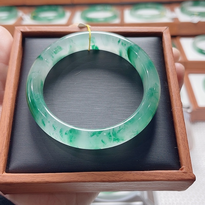 石英质玉手镯未镶嵌美**?