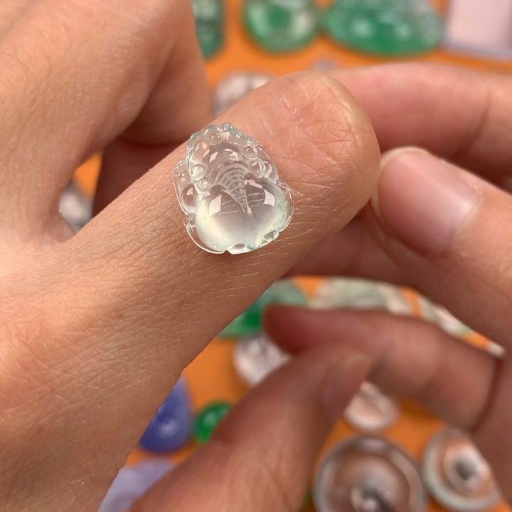 翡翠挂件未镶嵌….