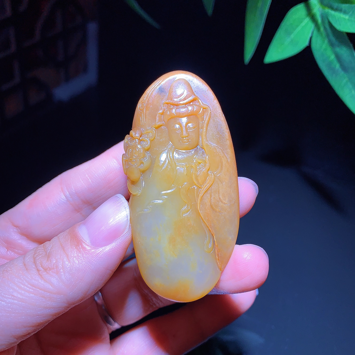 和田玉独籽黄沁观音吊坠～48.2克