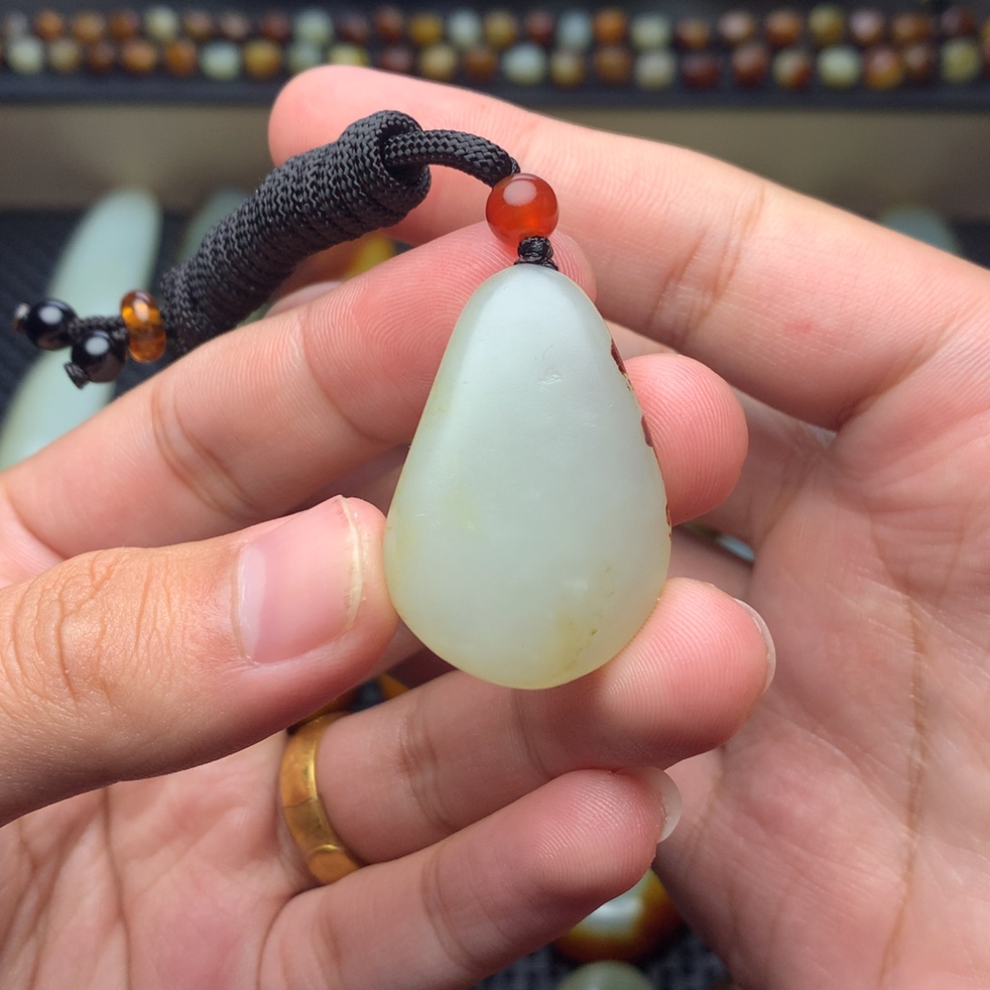 翼***虎和田玉未镶嵌颈饰