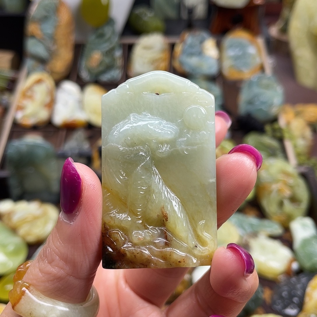 蛇纹石玉颈饰未镶嵌花玉老虎牌子
