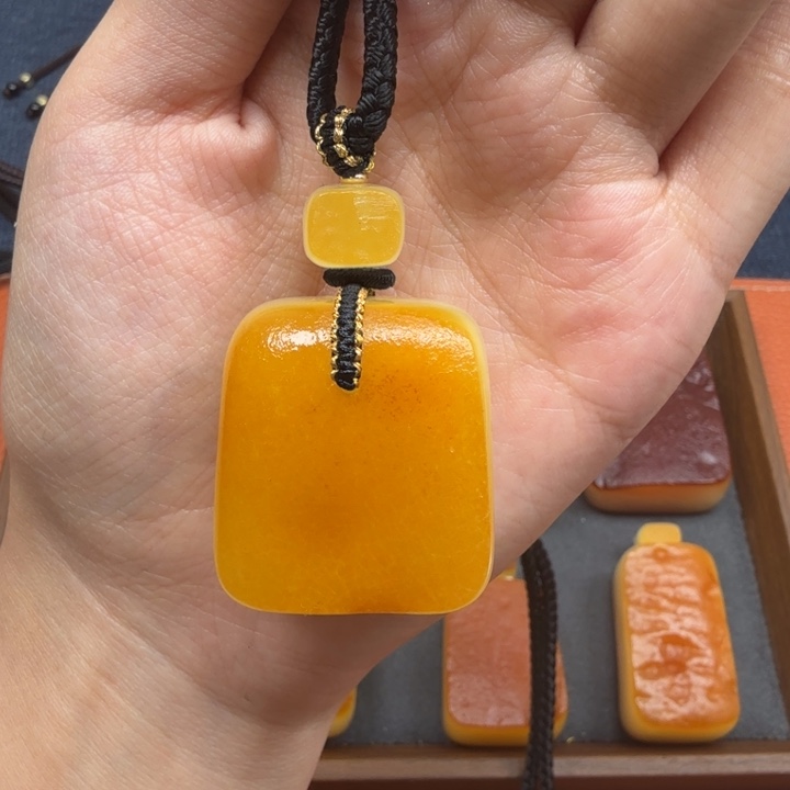 蜜蜡未镶嵌吊坠(赠链)