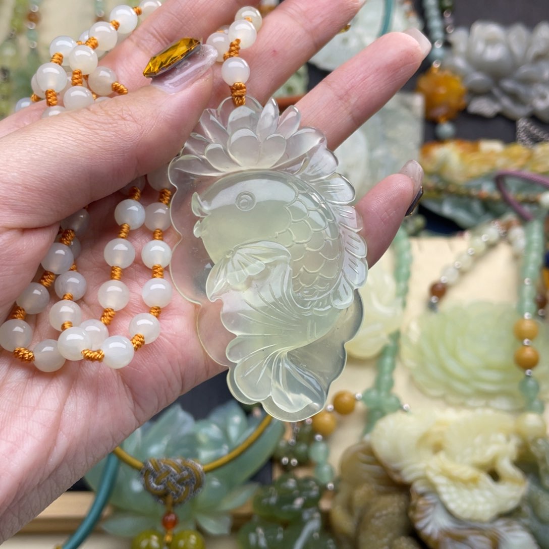 蛇纹石玉颈饰未镶嵌