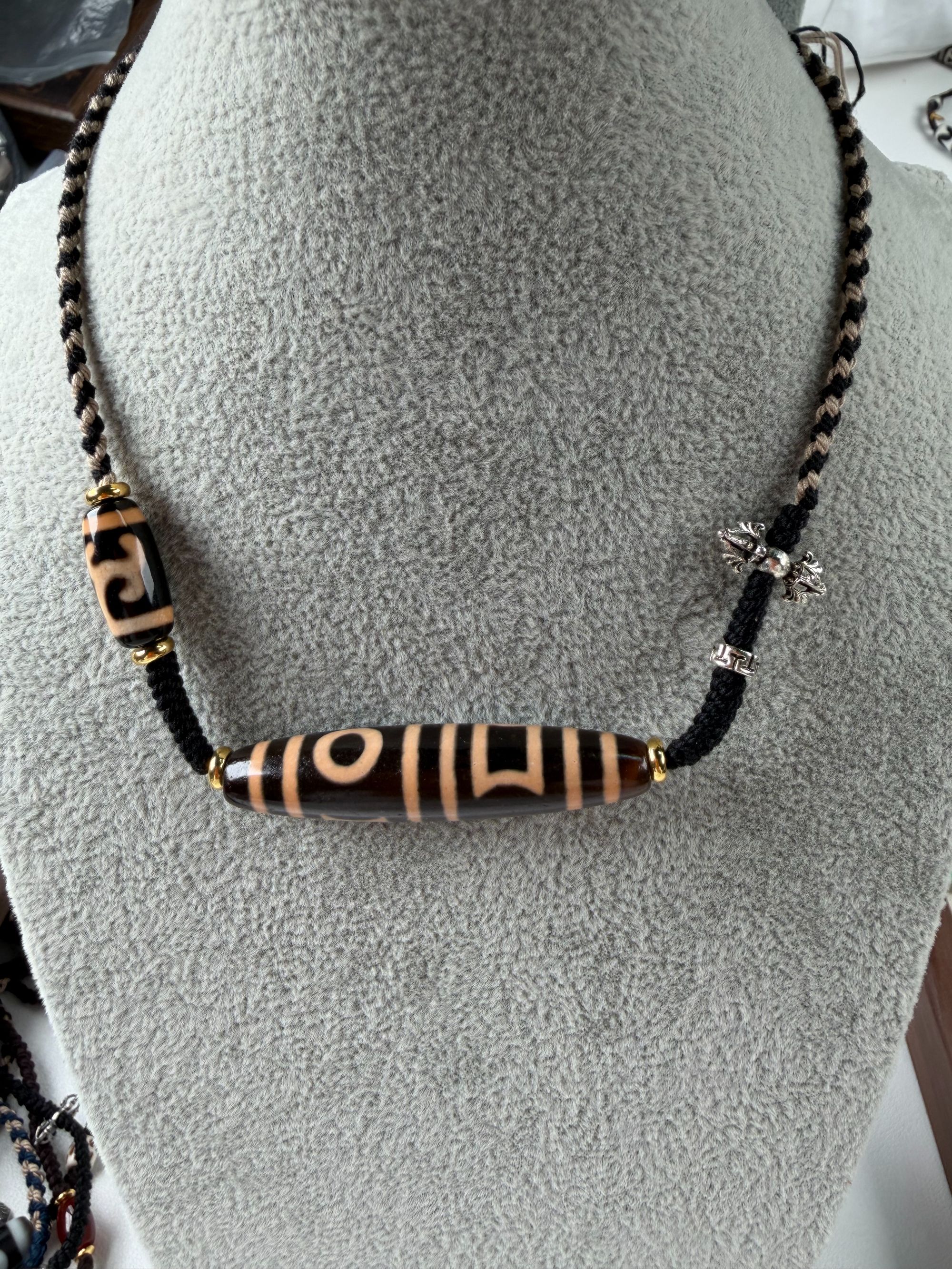 天然玛瑙大尺寸牙黄钙化双天地颈链