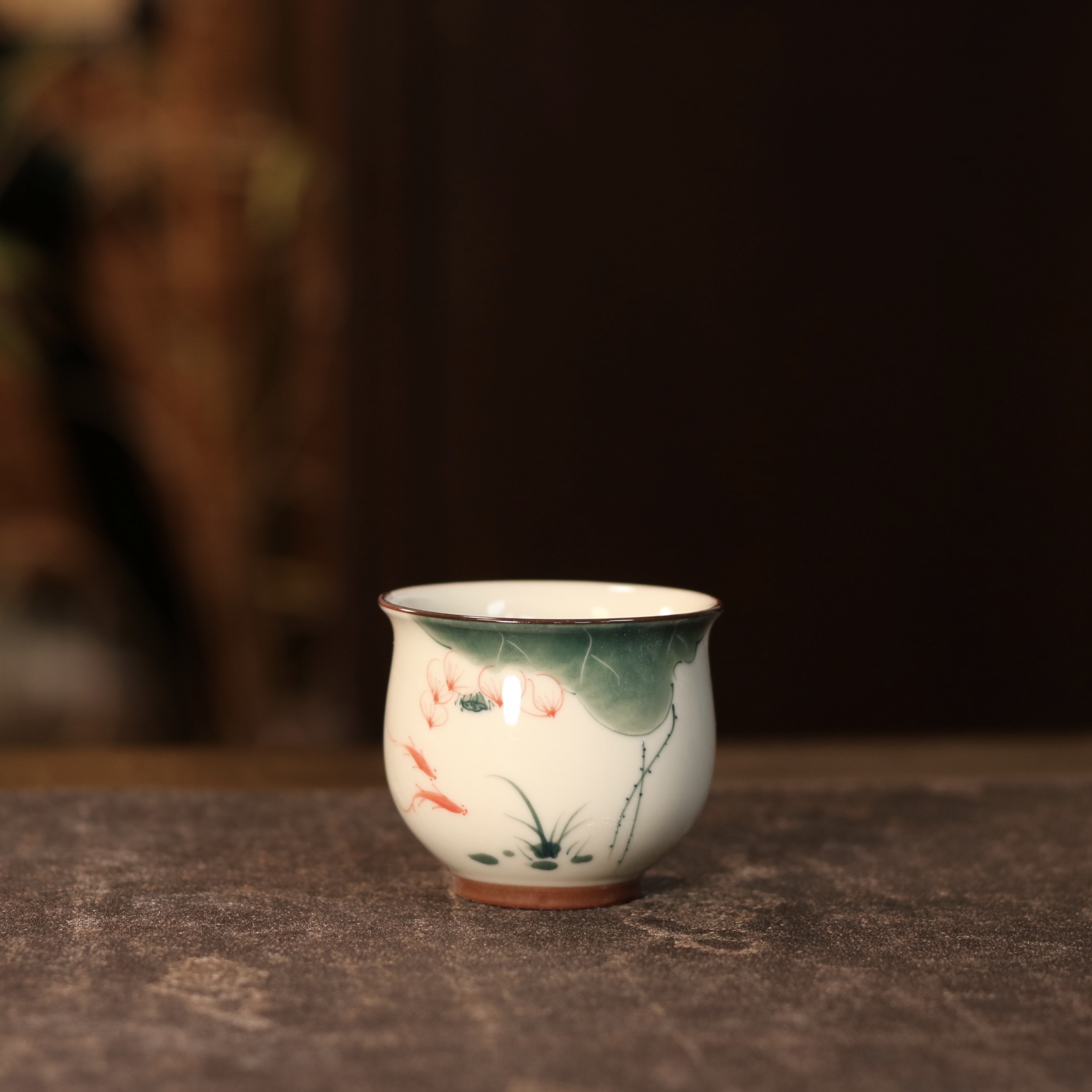 景德镇手绘鱼戏主人杯