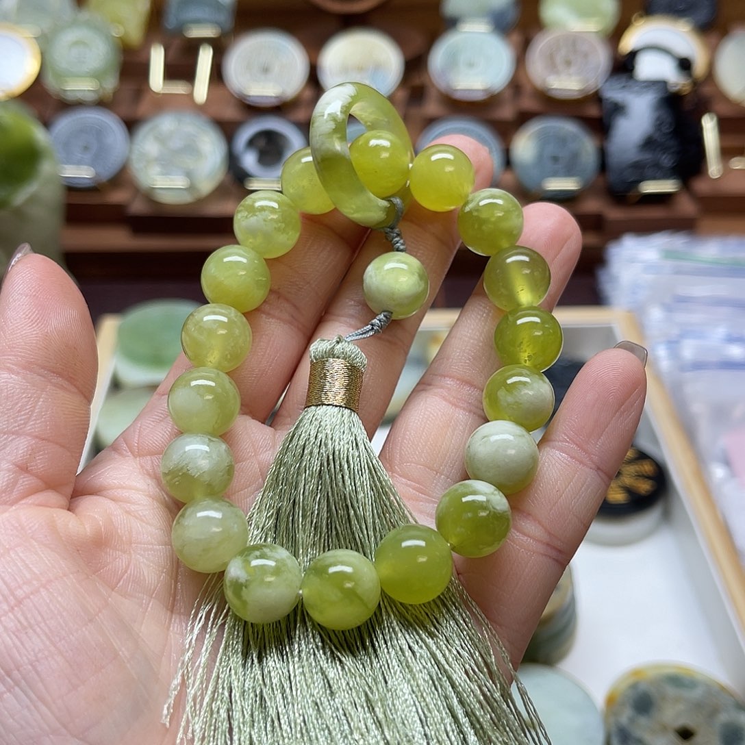 刀***！蛇纹石玉未镶嵌颈饰