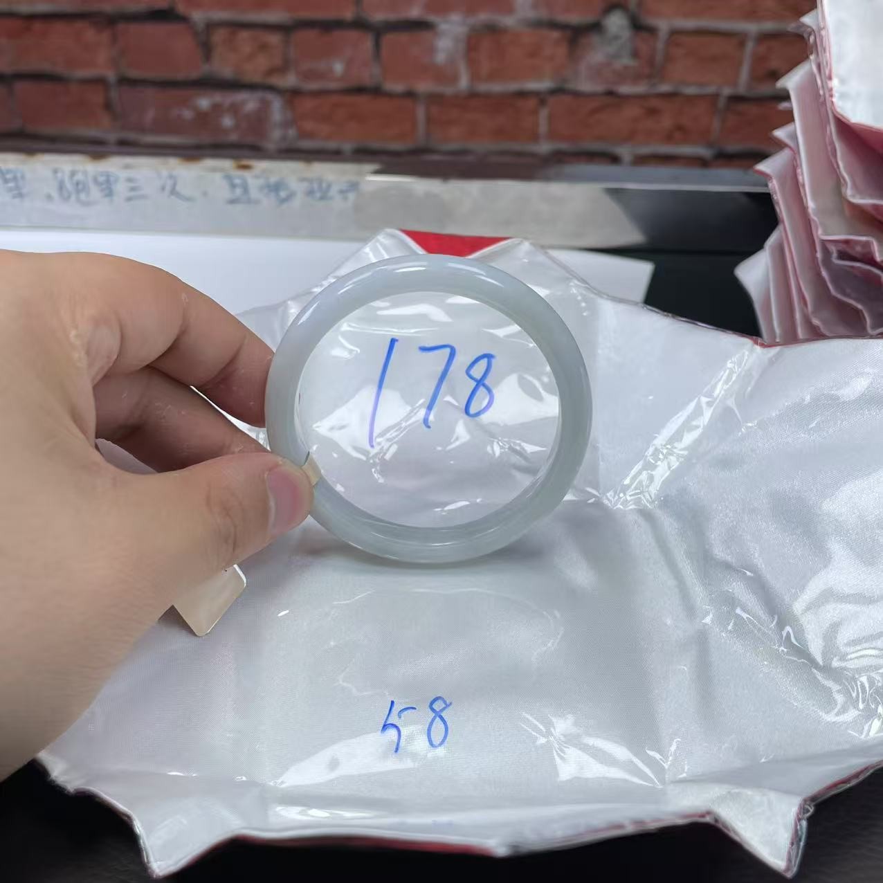 毛货手镯需精细抛光/178