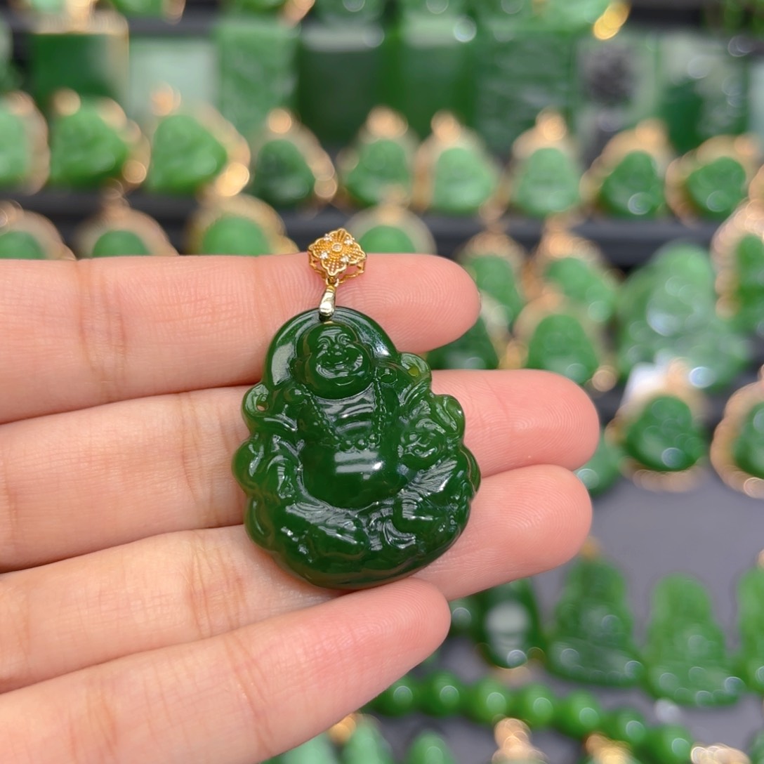 颈饰18K金镶嵌和田玉（碧玉）