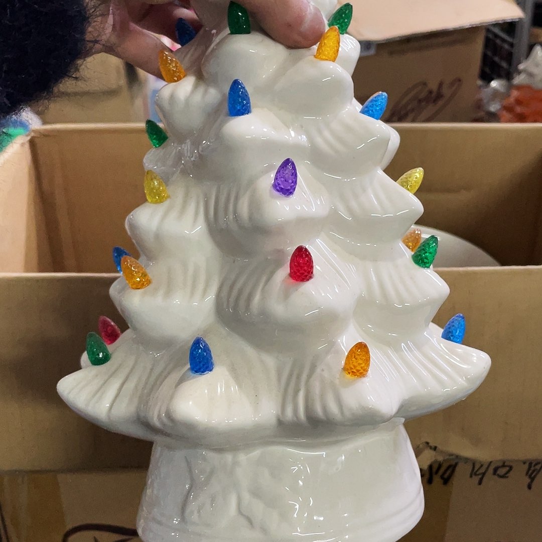 摆件磕碰。 瑕疵。