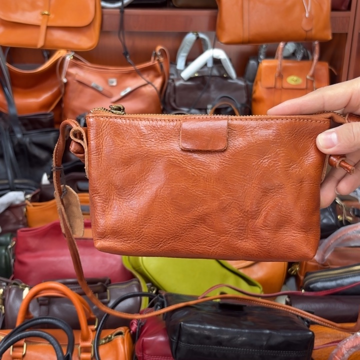 头层牛皮黄棕色斜挎包