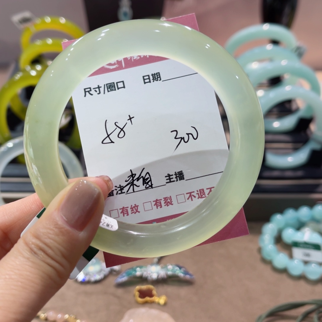 岫玉手镯未镶嵌来****鬼手镯