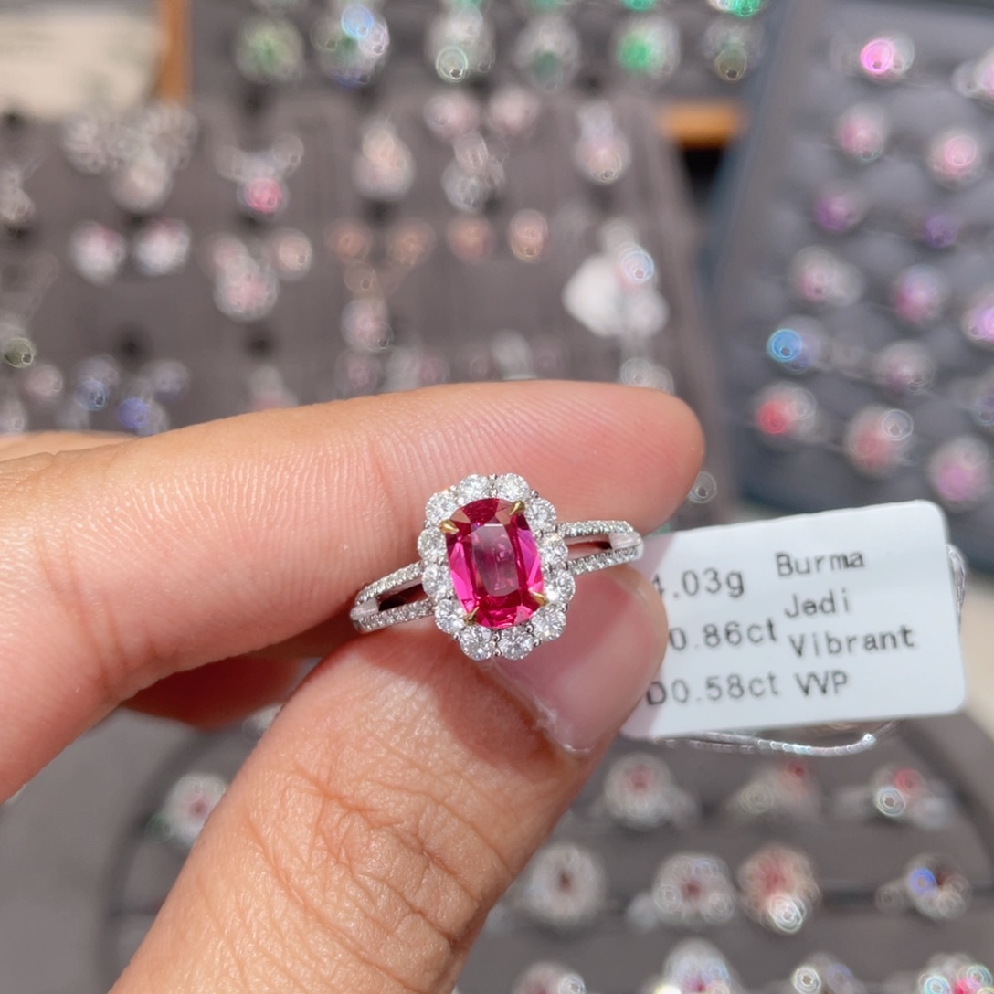 尖晶石戒指18K金镶嵌0.86ct 绝地