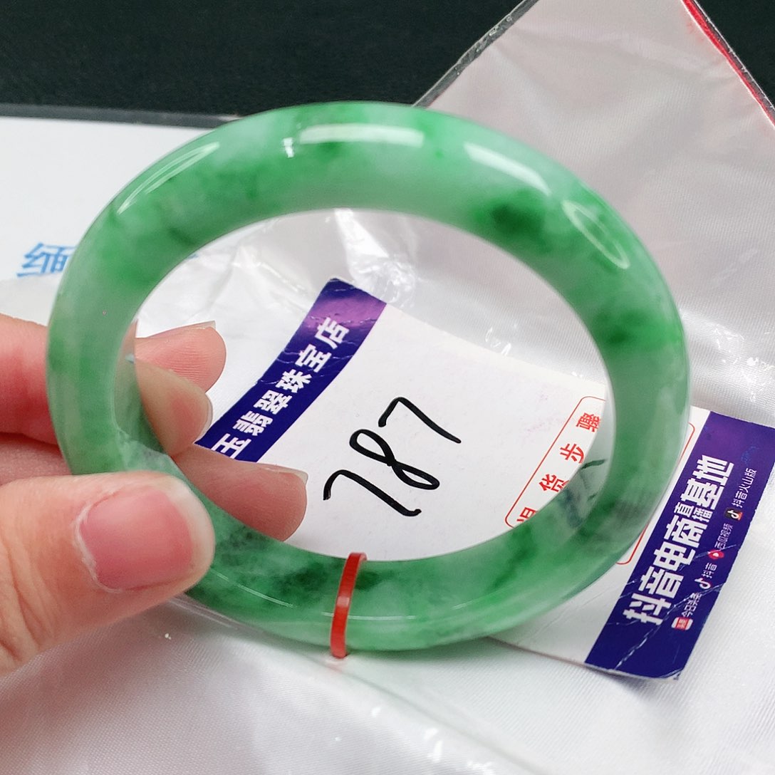 翡翠手镯未镶嵌翡翠