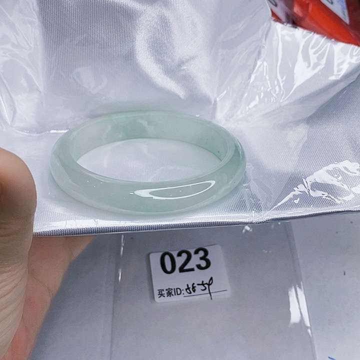 翡翠未镶嵌手镯一图一物实物为准（微瑕处理）
