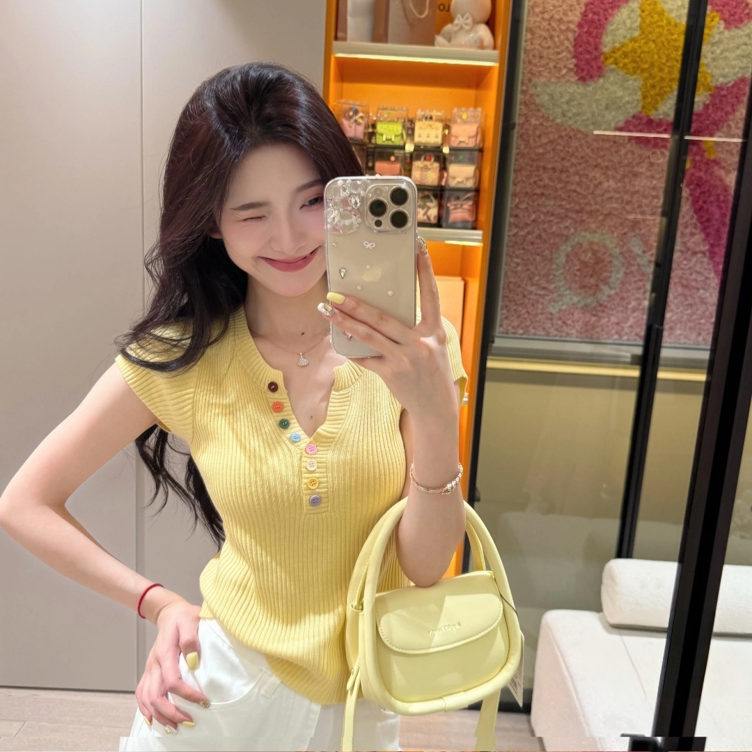 大码韩版洋气彩色纽扣V领时尚显瘦胖mm百搭T恤宽松女短袖针织衫