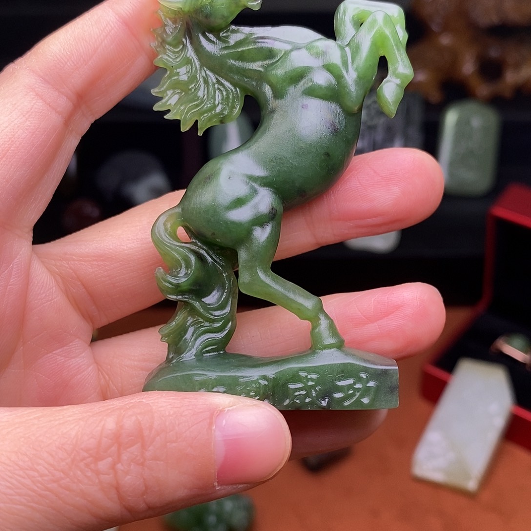 知***希和田玉未镶嵌颈饰碧玉马到成功