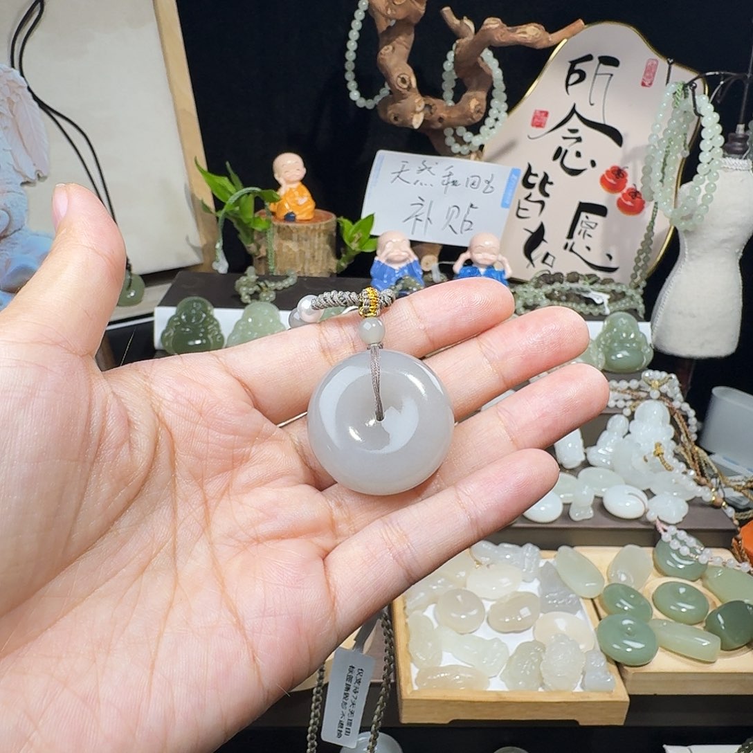 L***神和田玉未镶嵌颈饰